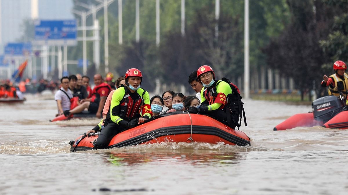 Psali o povodních v Číně. Teď západní novináři čelí výhrůžkám smrtí